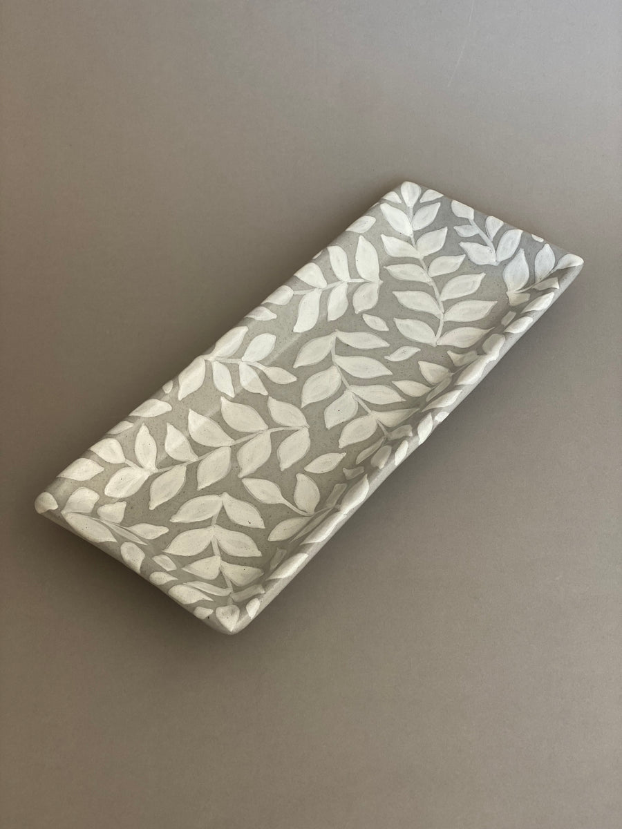 Charola rectangular de Talavera diseño hojas