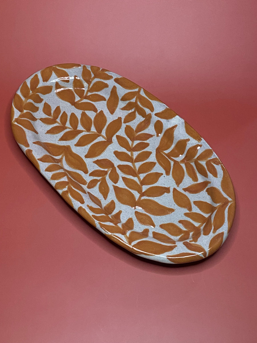 Charola de Talavera diseño hojas